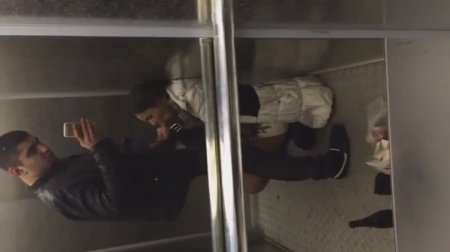 Застряла в лифте с незнакомцем и сделала ему минет